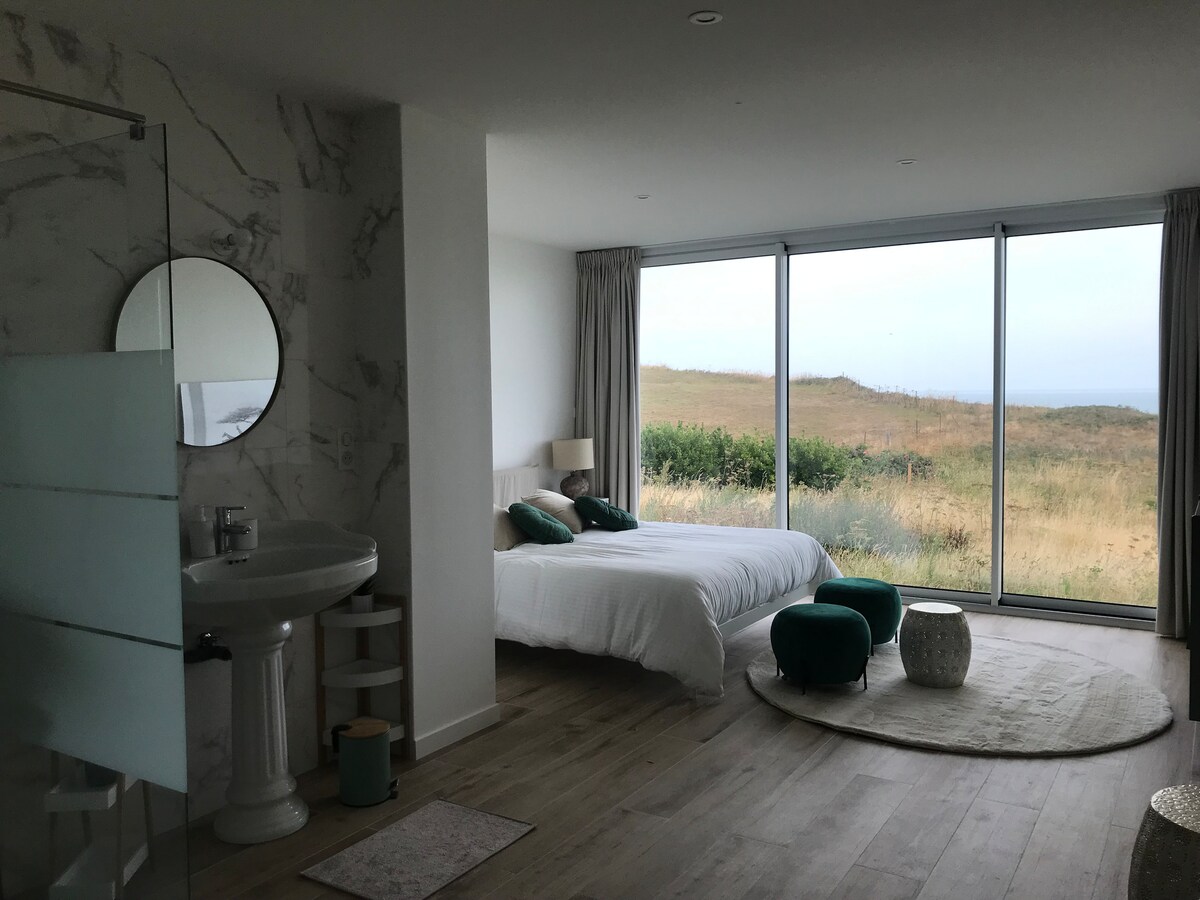 Suite verte avec lit king et vue sur la Manche