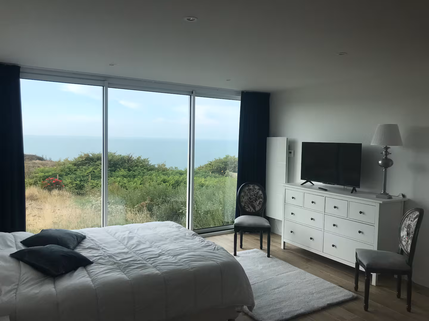 Suite bleue, lit king face à la Manche