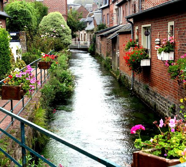 Maisons à pans de bois le long du fleuve à Veules-les-Roses